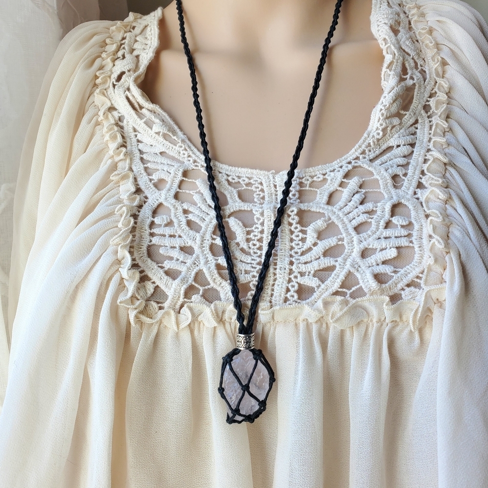 💎$3 WITH BUNDLE💎 Caged Rose Quartz Necklace
